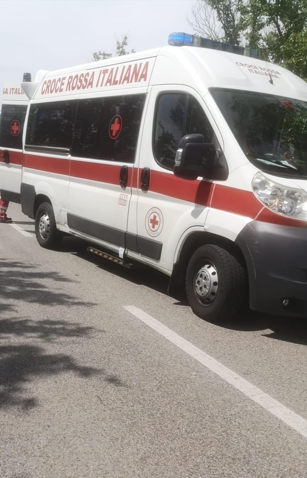 Investita sulle strisce sul viale Carducci: "Il conducente dello scooter è scappato"