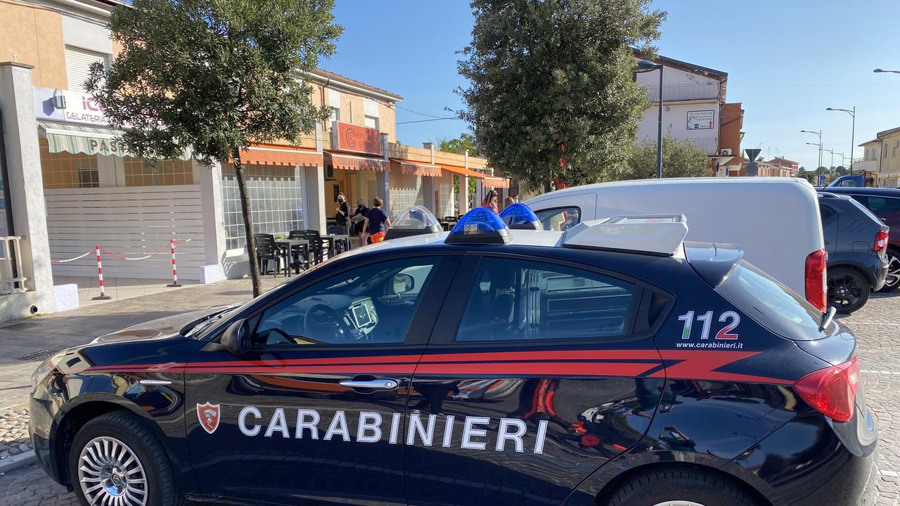 I carabinieri di Comacchio sono intervenuti per proteggere la donna aggredita
