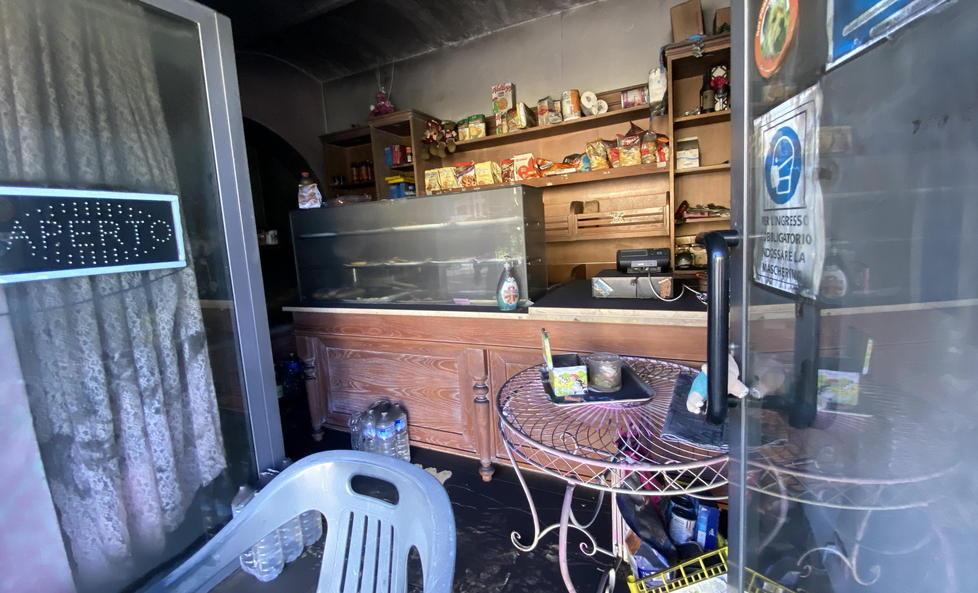 Panetteria distrutta dal rogo: c’è chi propone una colletta per i lavori