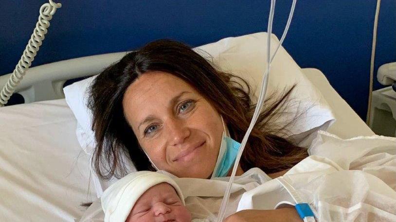 La piccola Asia con la mamma Laura Nottoli