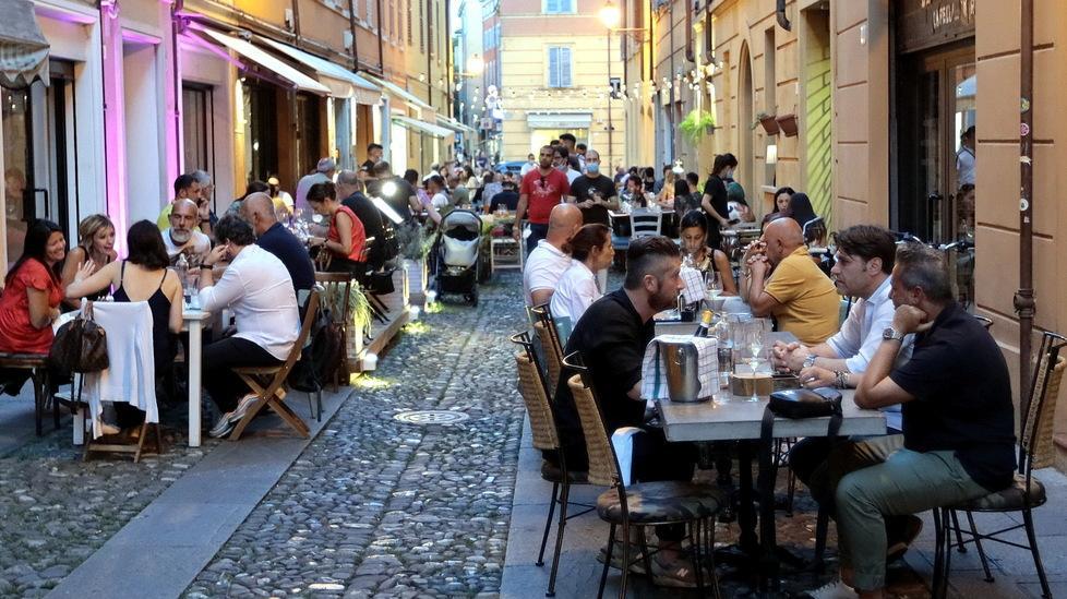 Modena, centro pronto a ripartire con i “Tavolini sotto le stelle” 