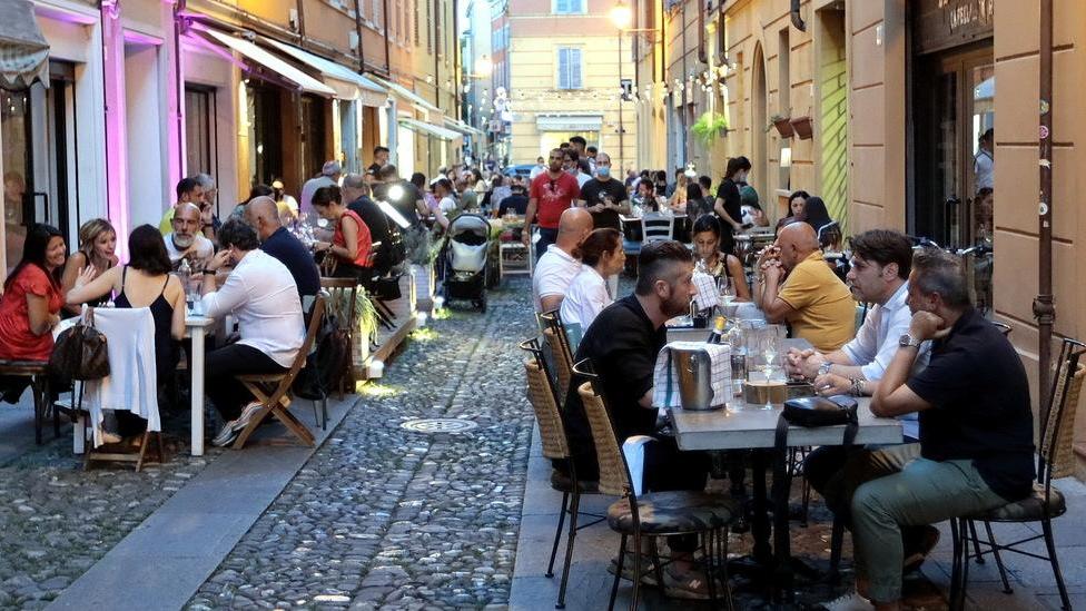 Modena, centro pronto a ripartire con i “Tavolini sotto le stelle”