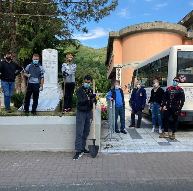 Gli studenti sistemano le fioriere del Comune