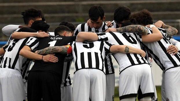 Domani agli Oliveti il primo spareggio con la Tau Calcio