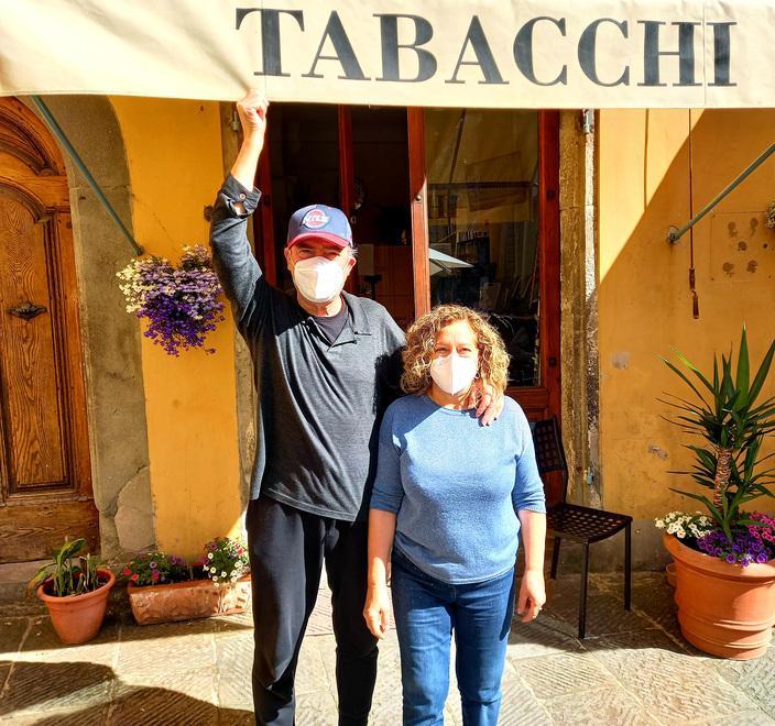Negozi, i coniugi Cristofani inaugurano una tabaccheria