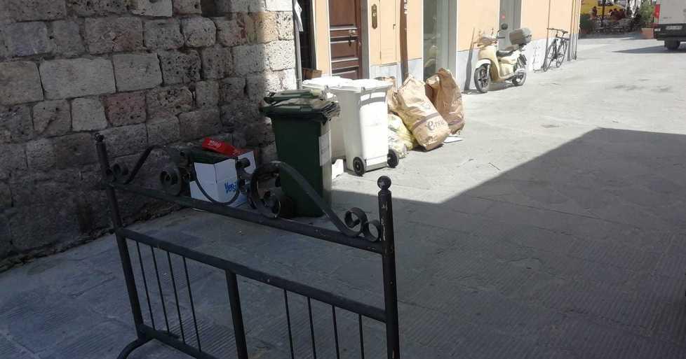 Rifiuti abbandonati in centro