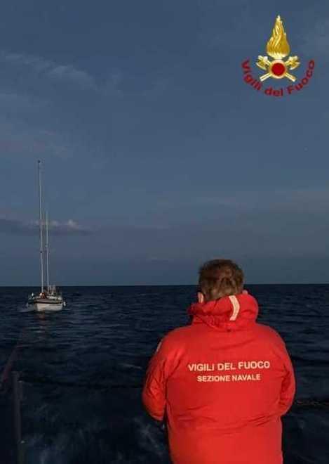 Velisti in difficoltà per il vento di terra: soccorse nella notte dodici persone 