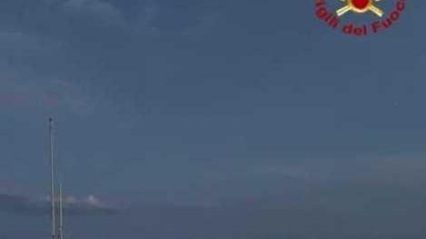 Velisti in difficoltà per il vento di terra: soccorse nella notte dodici persone