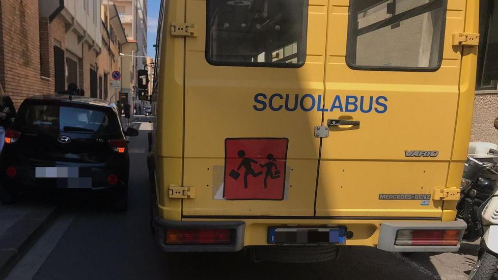 Parcheggio “infelice” e lo scuolabus fa strike