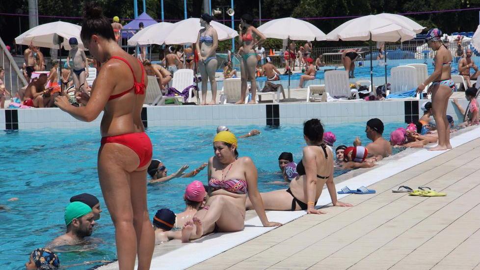 Domani un “assaggio” di piscina per tutti Riapre la comunale