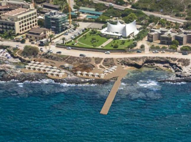 Un solarium e un pontile sulle rocce di Calabona 