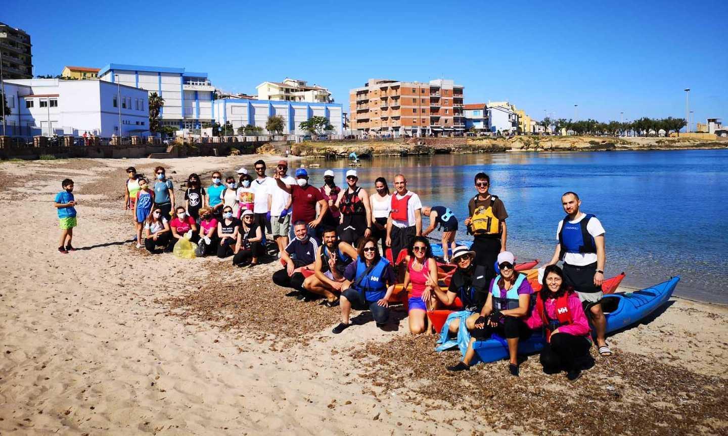 Pulizia spiagge, volontari al lavoro