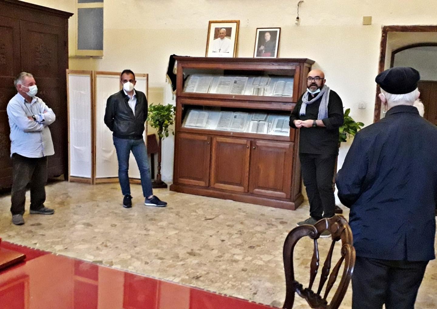 Una biblioteca parrocchiale a Osilo 