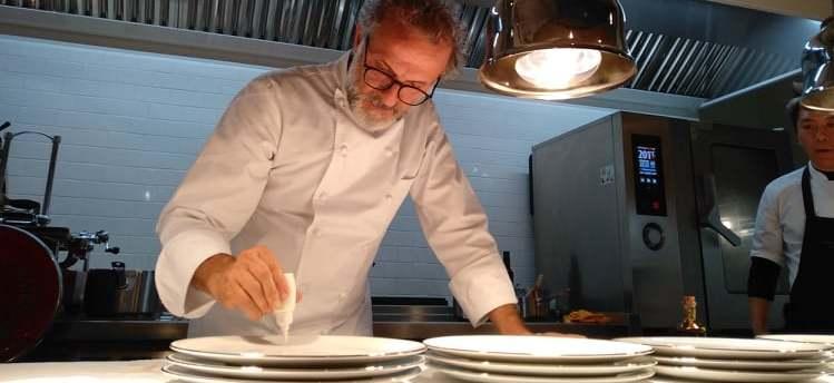Modena. Chef Bottura superstar: colleziona dieci cappelli per i suoi tre ristoranti 