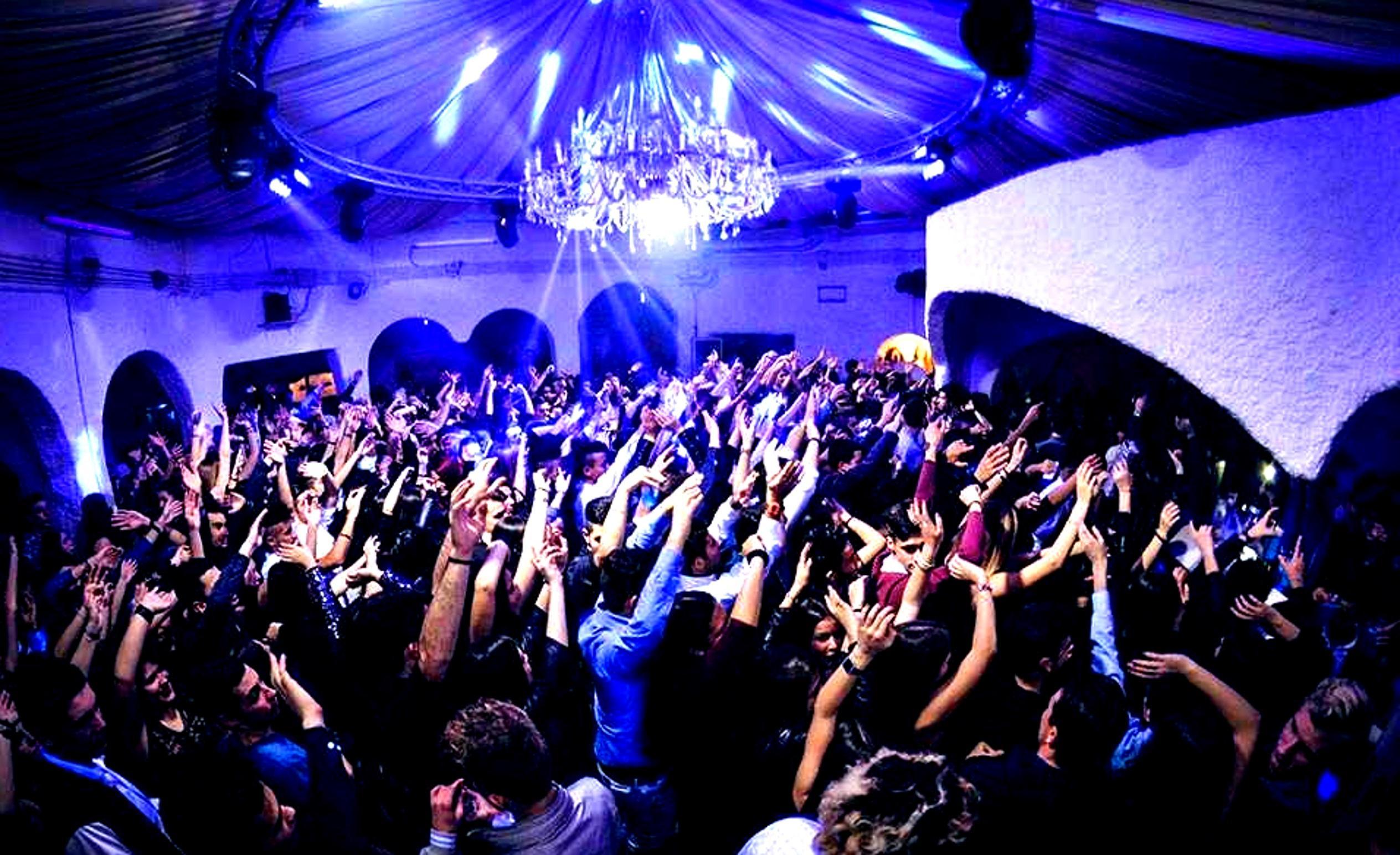 Sardegna zona bianca, discoteche riaperte ma è vietato ballare 