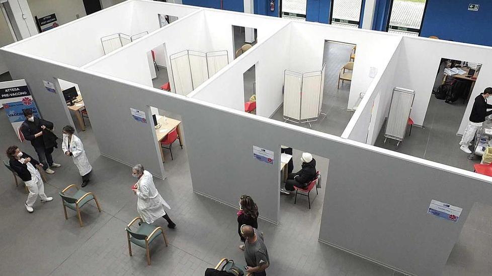 Vaccini in Toscana: il cronoprogramma delle prenotazioni per over 16, maturandi e promessi sposi