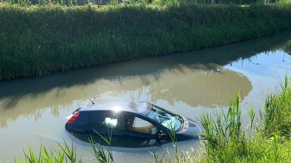 Codigoro, con l’auto nel canale: donna soccorsa da militare fuori servizio