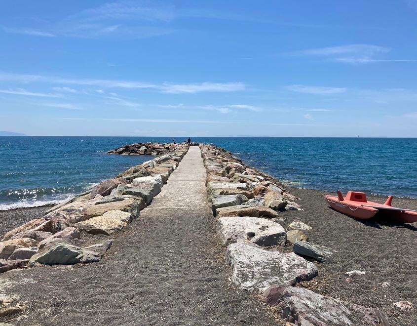 Si tuffa in mare dopo la festa di compleanno e batte la testa sugli scogli: grave un 19enne 