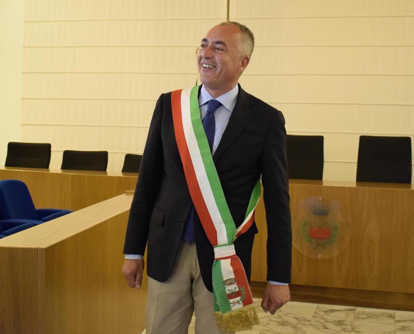 Massarosa, si dimettono nove consiglieri comunali. Al capolinea la giunta di Coluccini 