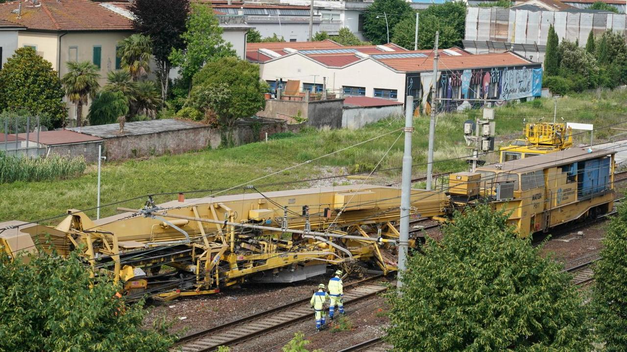 Incidente per un treno cantiere a Pontedera: danni e linea molto rallentata tra Pisa e Firenze