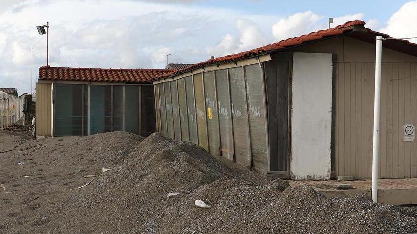 Al mare con le ruspe: lavori in spiaggia per portare la sabbia