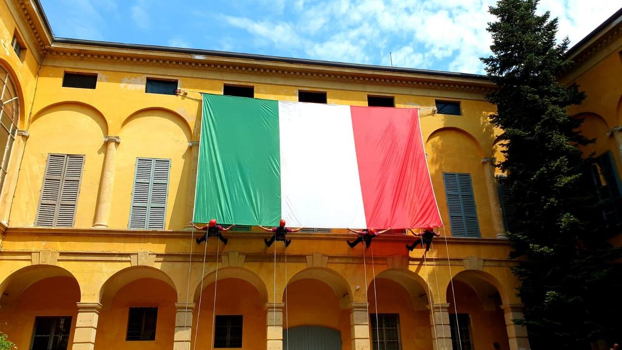 Reggio Emilia, un grande Tricolore per la festa della Repubblica