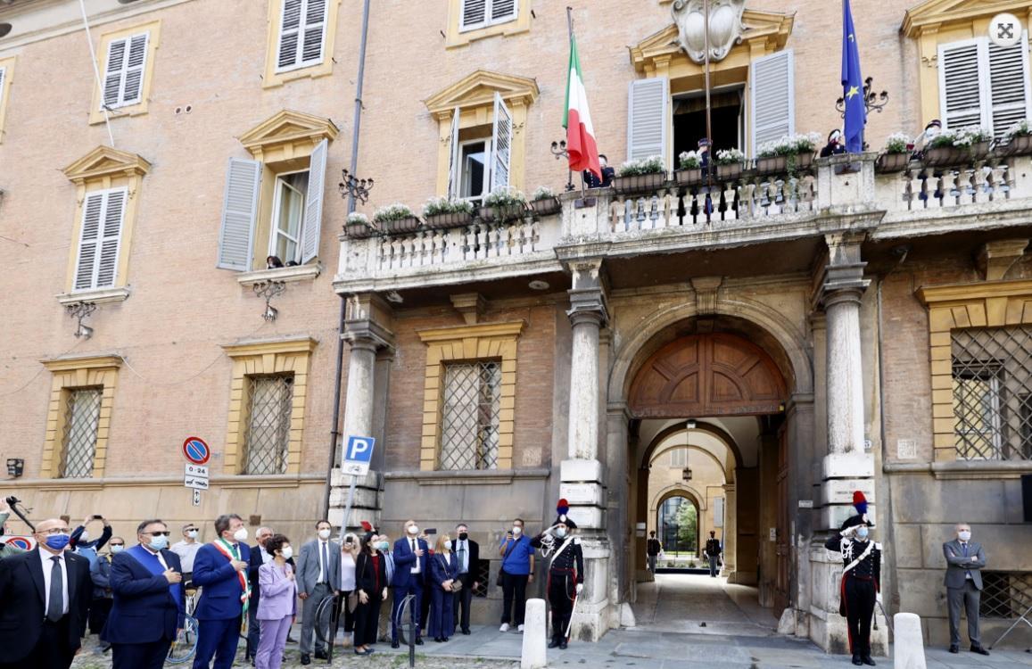 Modena, l'alzabandiera per i 75 anni della Repubblica 