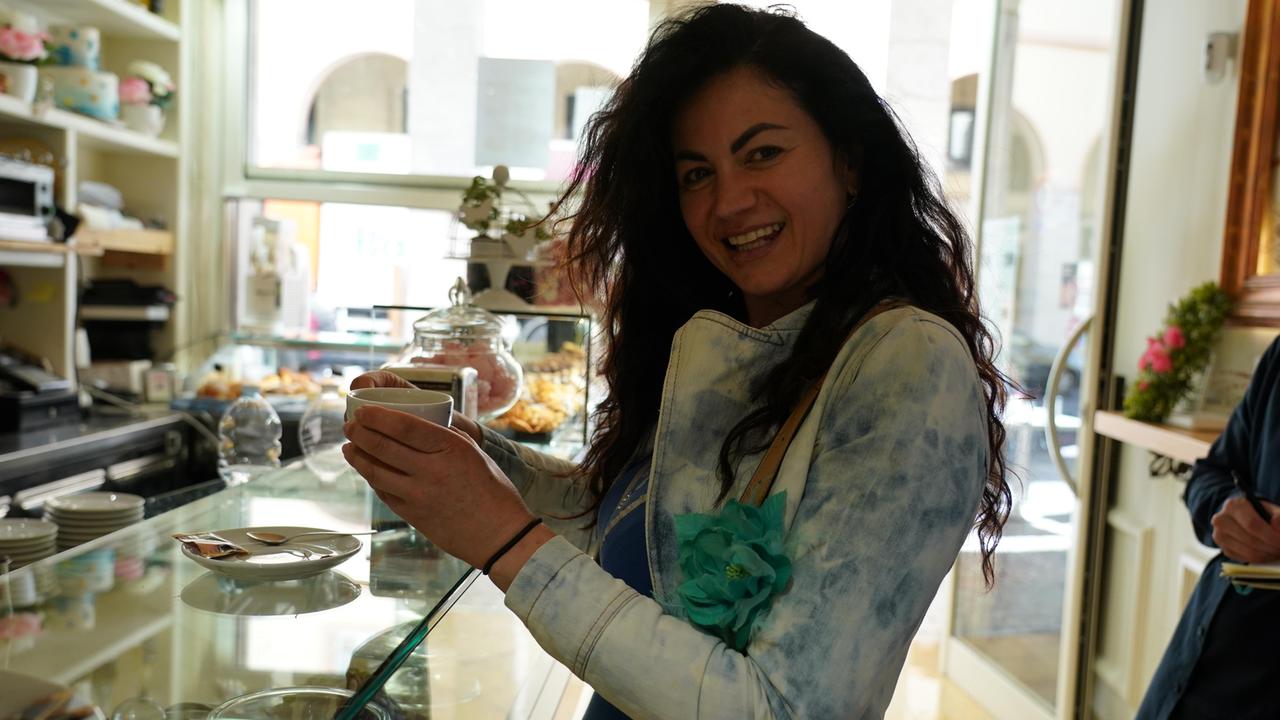 Il rito della colazione al bar restituisce il sorriso ai livornesi: «Era l’ora...»