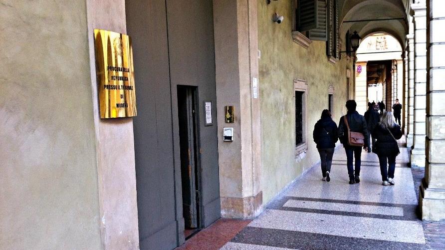 Modena. Blitz no-mask in Procura per denunciare i presidi