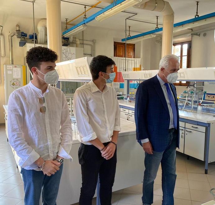 Il presidente Eugenio Giani in visita all'Istituto agrario accompagnao dagli studenti