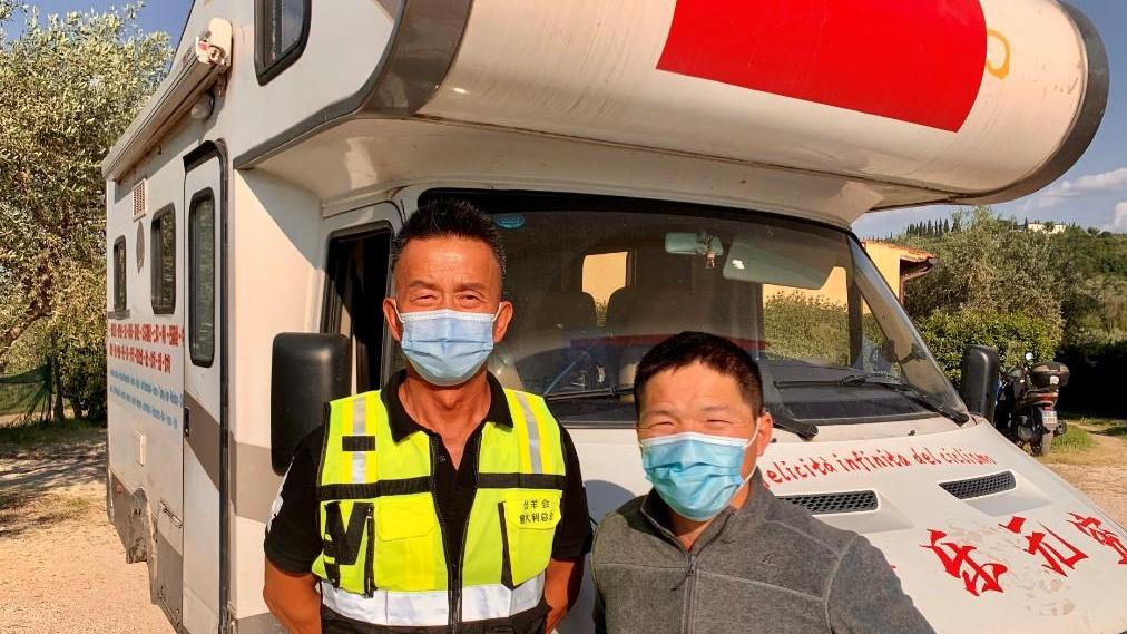 Luca Zhou Long insieme al ciclista Wang Renqiu