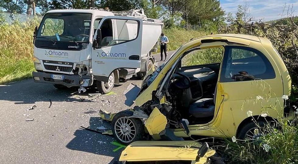 Grave un giovane dopo lo scontro con un furgone