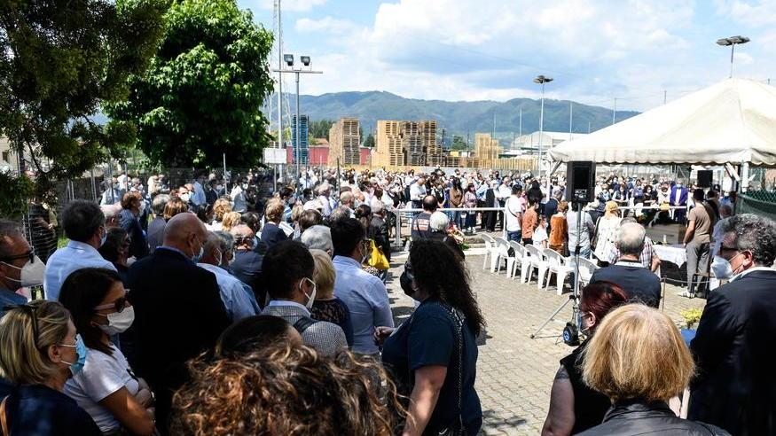 Folla commossa per l’addio al pediatra amato dai bimbi
