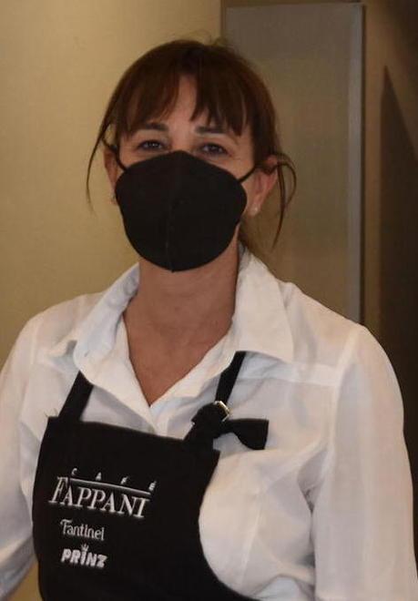 La normalità ha il sapore del caffè al banco Tutti contenti, baristi e clienti affezionati 