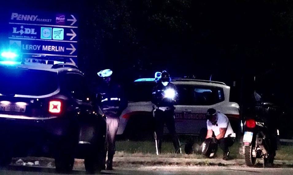 I rilievi della polizia municipale dopo l'incidente alla rotatoria della Cigna (Franco Silvi)