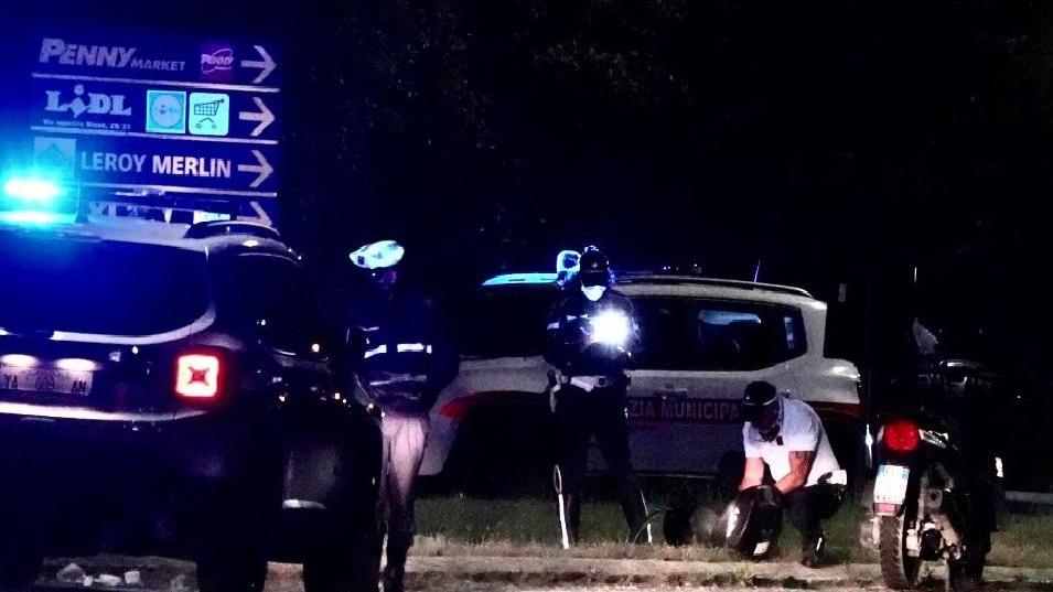 I rilievi della polizia municipale dopo l'incidente alla rotatoria della Cigna (Franco Silvi)