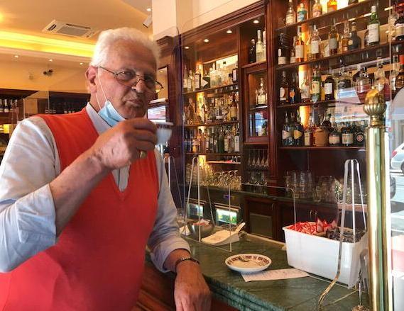 Caffè e spuma dentro al bar tra sorrisi e qualche timore 