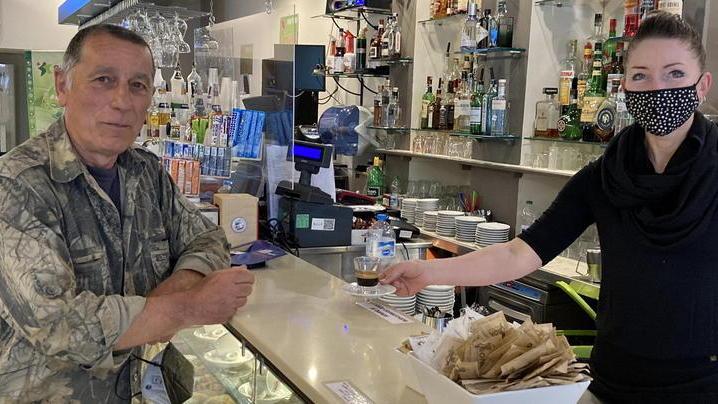 Il piacere riscoperto della tazzina al banco «Un sorso di normalità dopo tanti divieti»