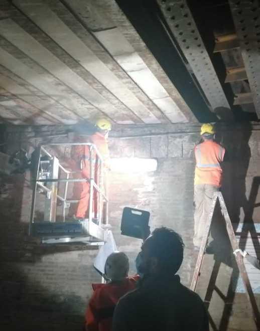 Dal sottopasso crollano calcinacci: stop a treni e auto Scattano le verifiche di Rfi