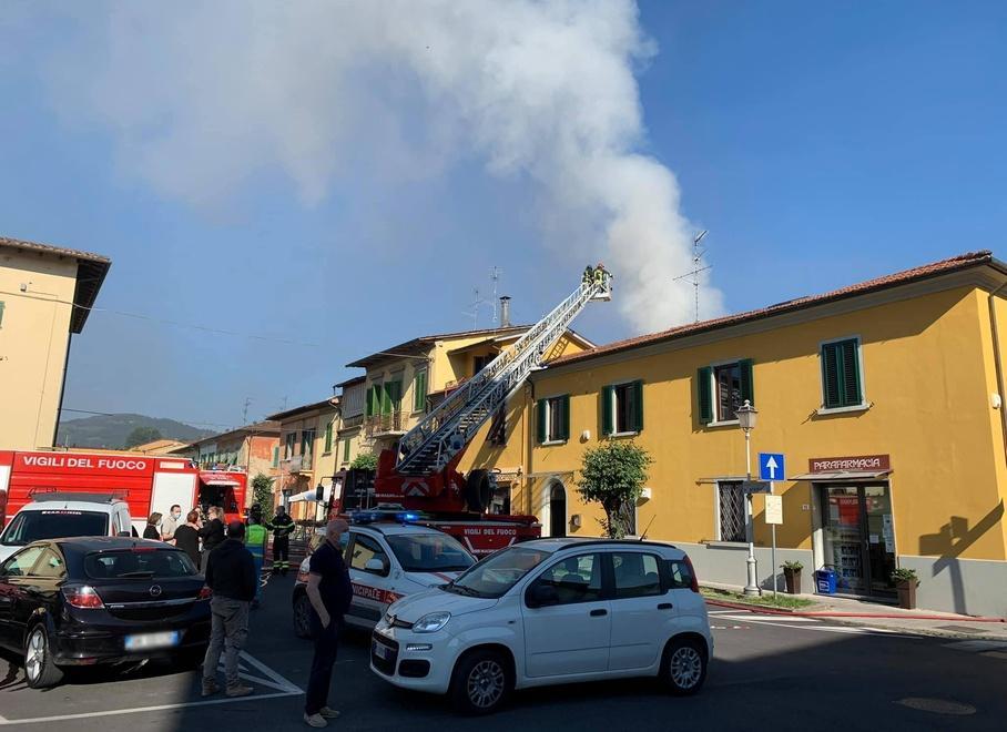 In fiamme la caldaia di un’abitazione gravi danni al vicino negozio di scarpe 