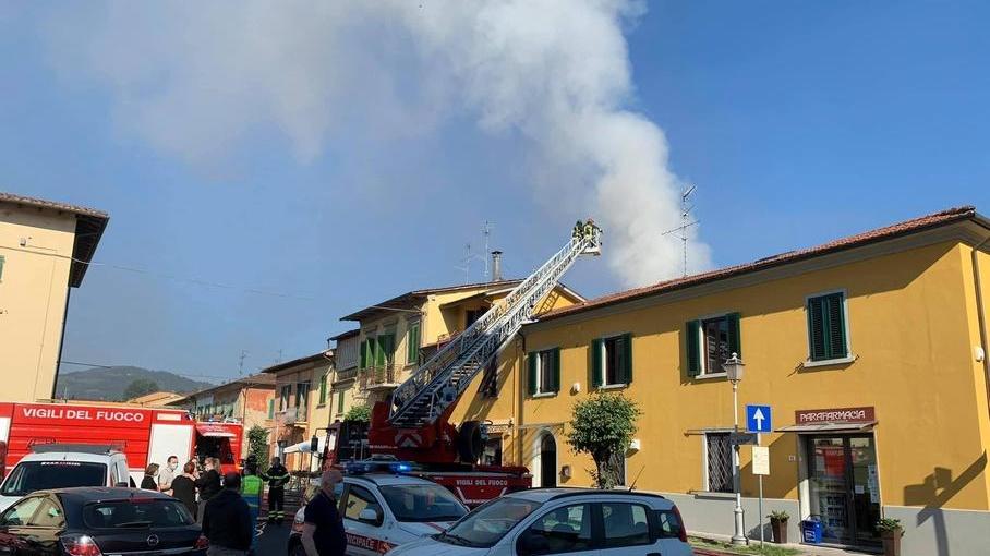 In fiamme la caldaia di un’abitazione gravi danni al vicino negozio di scarpe