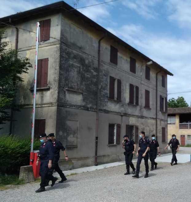Esce assieme ai genitori e va verso i campi per non ritornare più 