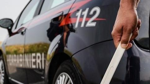 Spintona il responsabile del market e poi fugge Arrestata una donna