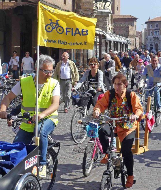 Domani a scuola in bici I ragazzi con i genitori 