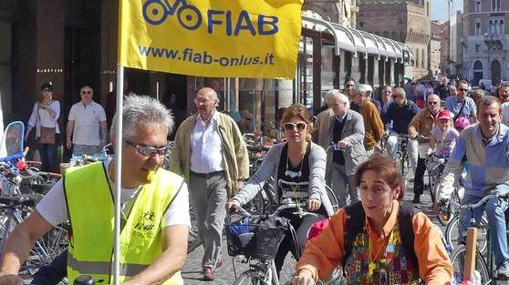 Domani a scuola in bici I ragazzi con i genitori