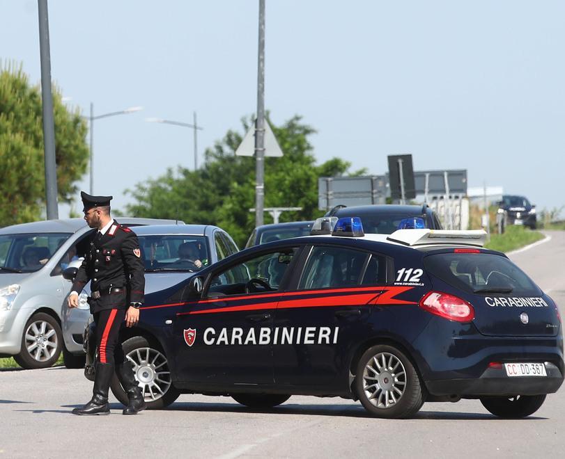 Aggredita e minacciata in casa dall’ex marito Che poi assale i militari 