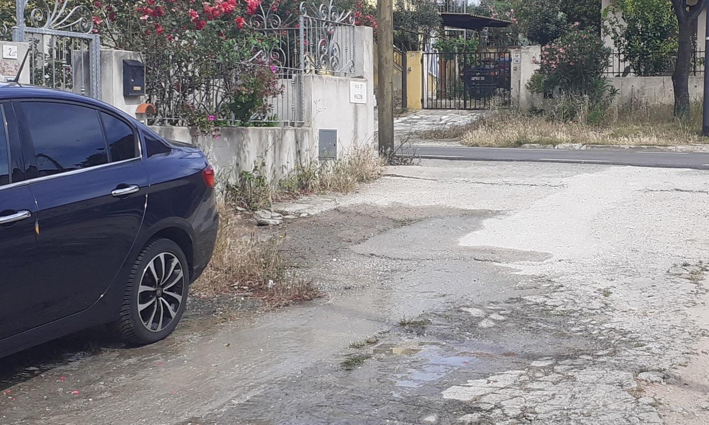 Via Mazzini, perdita d’acqua e disagi