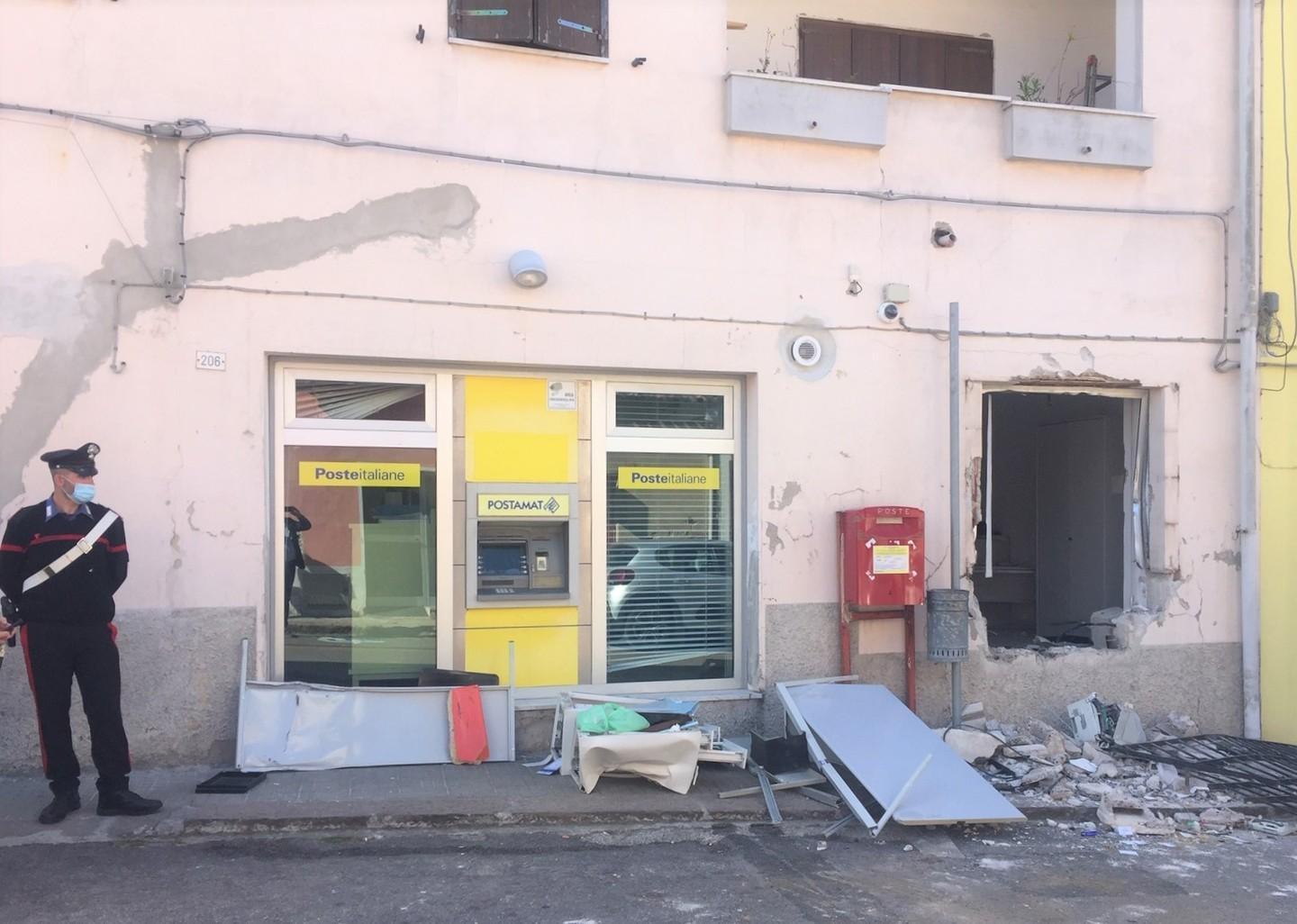 Cassaforte portata via a colpi di benna 