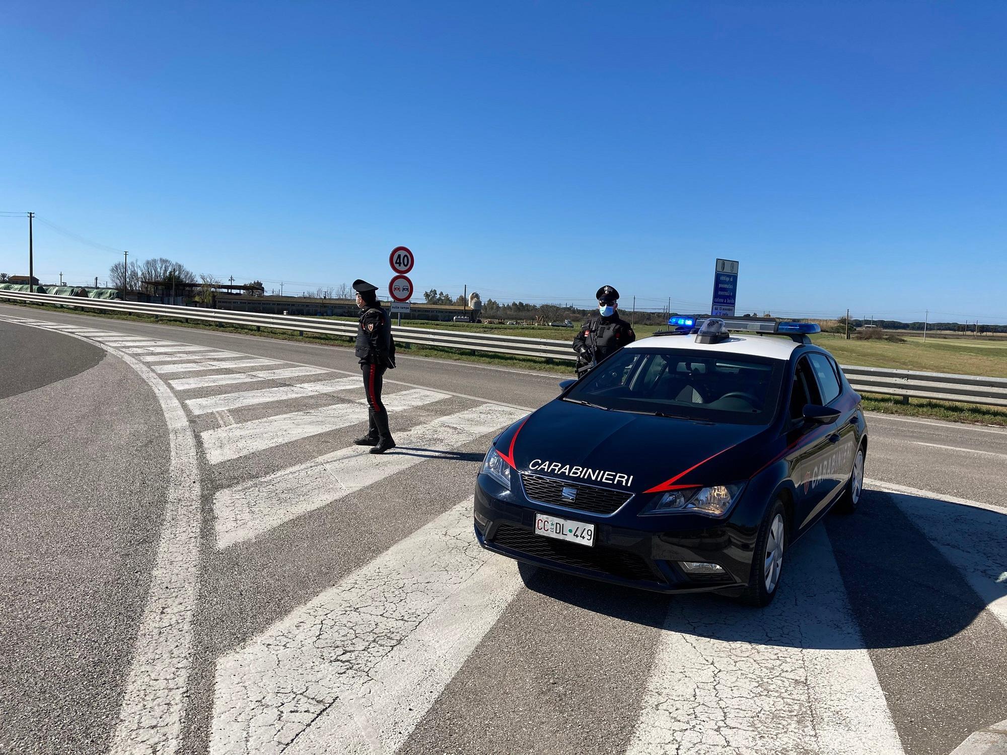I carabinieri della Compagnia di Cecina durante un controllo (foto d'archivio di Michele Falorni/Silvi)