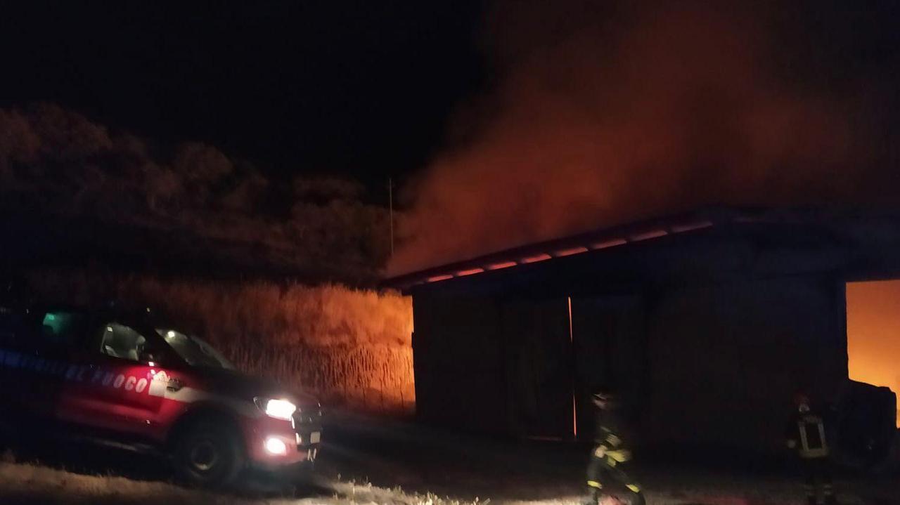 Montresta, incendio in una azienda agricola: in fiamme tre trattori e 100 rotoballe